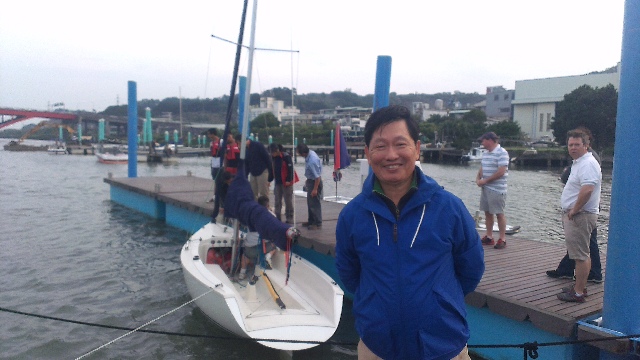 20130420本系王崇武主任帶領學生到大州造船廠操作IDEAL 18型帆船