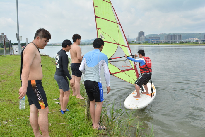 本系於103.5/16-5/18舉辦103年丙級帆船(風浪板)教練講習會，圓滿成功。圖片