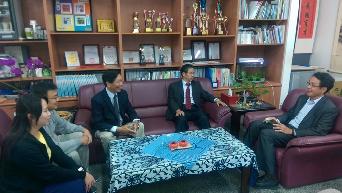 2014.11.20系主任王崇武拜訪台北市關渡國小圖片