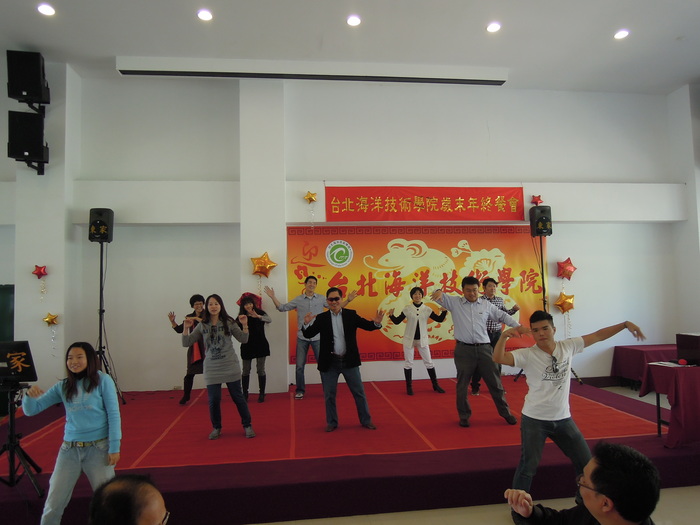 2013.02.01系主任帶領海觀系老師參加學校尾牙表演活動圖片