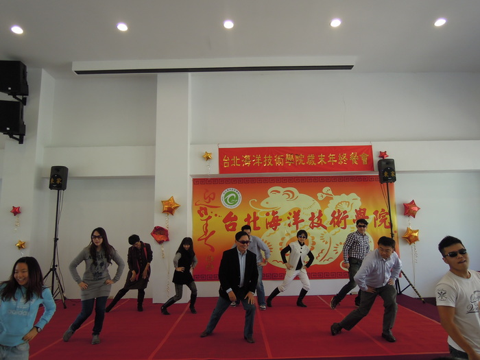 2013.02.01系主任帶領海觀系老師參加學校尾牙表演活動圖片
