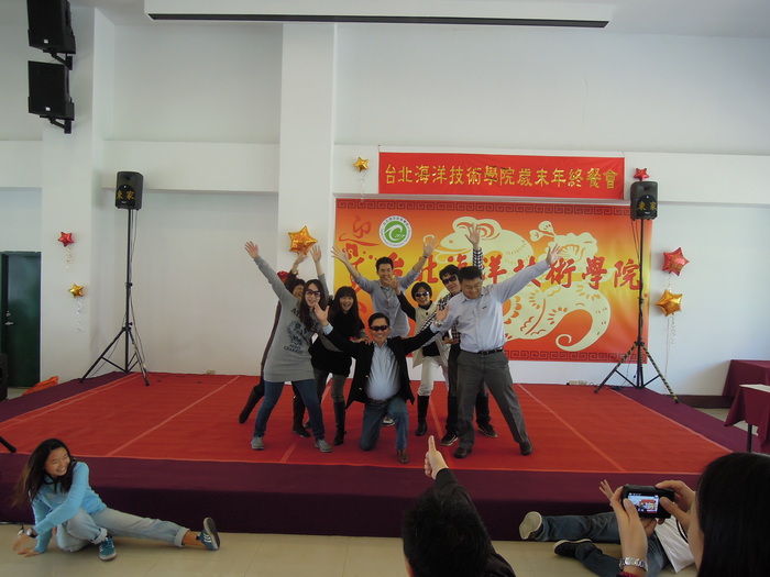 2013.02.01系主任帶領海觀系老師參加學校尾牙表演活動圖片