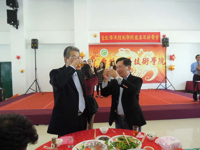2013.02.01系主任帶領海觀系老師參加學校尾牙表演活動圖片