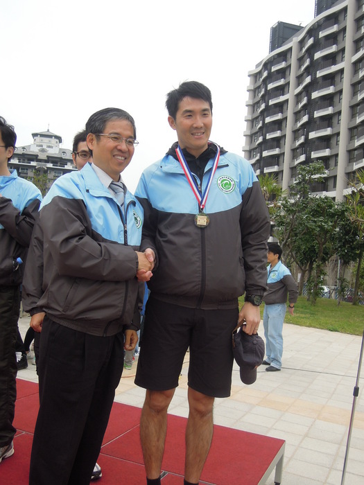 2013年12月11日賀本系楊文慧、許旻棋老師勇奪102學年度全校師生路跑賽男、女教職員挑戰組雙料冠軍圖片
