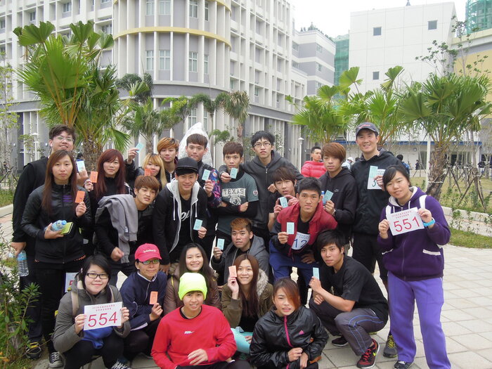 2013年12月11日賀本系楊文慧、許旻棋老師勇奪102學年度全校師生路跑賽男、女教職員挑戰組雙料冠軍圖片