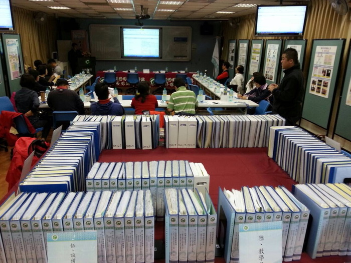 102年教育部技術學院校務評鑑最後衝刺，海觀系教師齊心合作，期盼共創佳績。圖片