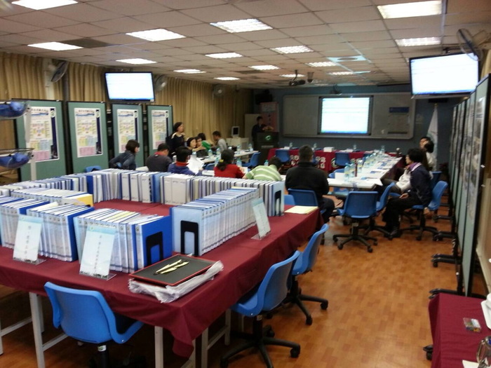 102年教育部技術學院校務評鑑最後衝刺，海觀系教師齊心合作，期盼共創佳績。圖片