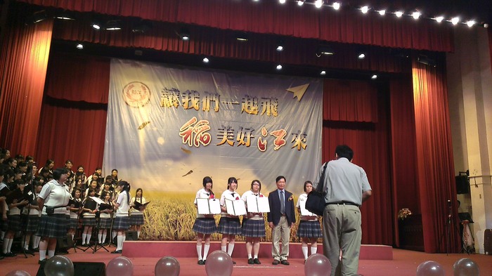 系主任參加國高中畢業典禮與招生活動圖片