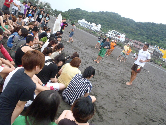 系學會於102年5月23日於北海岸著名景點宜蘭烏石港舉辦歡送畢業生的生涯輔導活動圖片