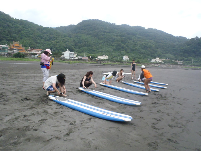 系學會於102年5月23日於北海岸著名景點宜蘭烏石港舉辦歡送畢業生的生涯輔導活動圖片