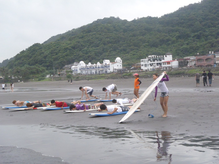系學會於102年5月23日於北海岸著名景點宜蘭烏石港舉辦歡送畢業生的生涯輔導活動圖片