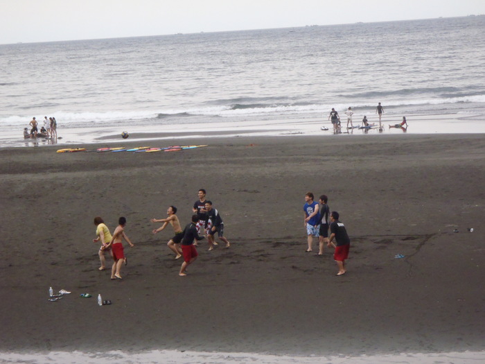 系學會於102年5月23日於北海岸著名景點宜蘭烏石港舉辦歡送畢業生的生涯輔導活動圖片