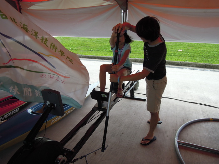 2013.06.12_海洋休閒觀光系同學協助辦理「水岸臺北2013端午嘉年華」之什麼都愛玩體驗區活動圖片