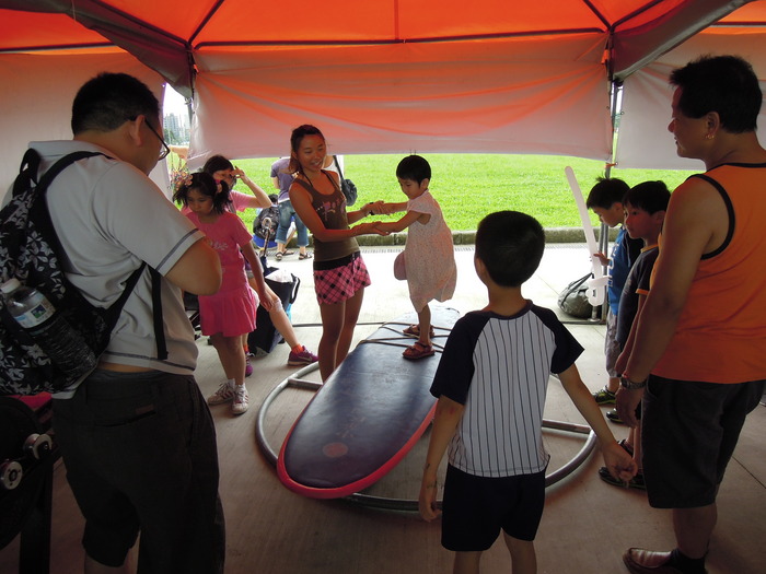 2013.06.12_海洋休閒觀光系同學協助辦理「水岸臺北2013端午嘉年華」之什麼都愛玩體驗區活動圖片