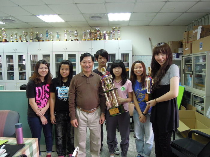 2013.04.17校慶活動得獎代表者，系主任與系學會加發獎金鼓勵學生圖片