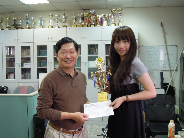 2013.04.17校慶活動得獎代表者，系主任與系學會加發獎金鼓勵學生圖片