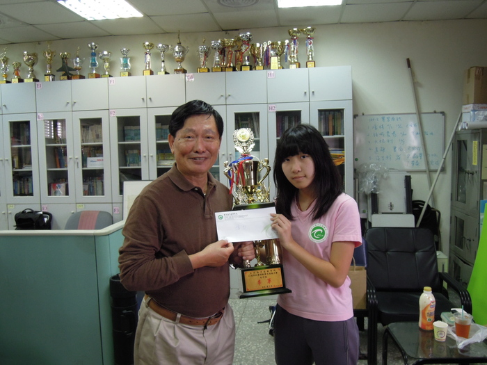 2013.04.17校慶活動得獎代表者，系主任與系學會加發獎金鼓勵學生圖片