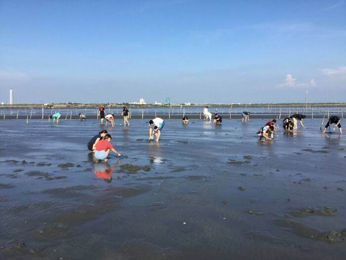 107年5月18日本系蔡淑賢老師與李海清老師辦理「探索傳統水產養殖產業轉型暨潮間帶生態之青年人才培育觀摩體驗營」圖片
