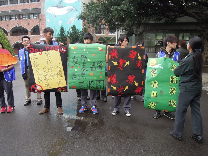 2013.02.27禮貌週海觀系向開學同學問早圖片
