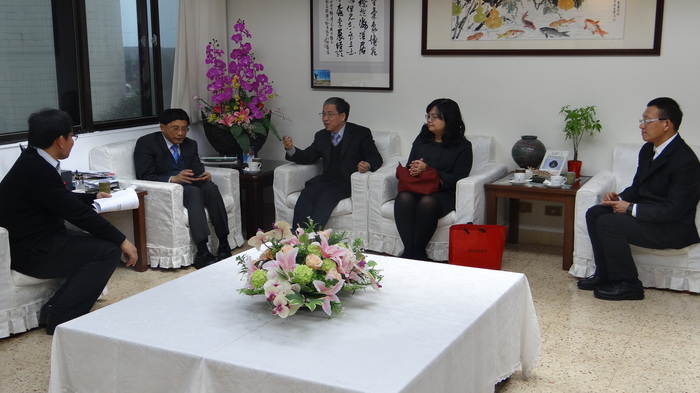 2015.02.17本校與台灣海洋大學「海洋休閒觀光職能導向課程合作協議」簽約儀式圖片