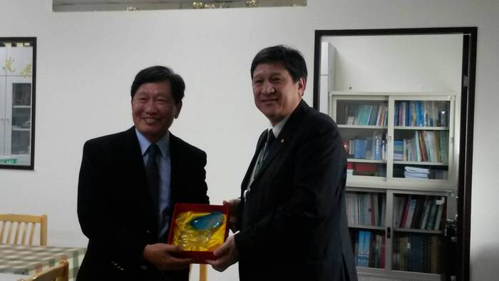 2014年02月26日上午十時長榮海事博物館之田本源館長來校參訪，由本系王崇武主任及全系教師接待!!!圖片
