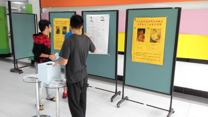 工作人員唱票、紀錄圖片