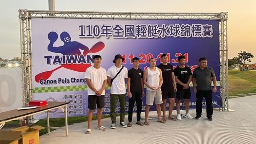 楊明恩老師(右一)與隊員合影圖片